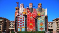 Di provinsi Hebei, China, terdapat sebuah hotel bernama Tianzi. Hotel tersebut merupakan bangunan warna-warni yang menggambarkan Fu, Lu, dan Shou, yang merupakan dewa keberuntungan, kemakmuran dan umur panjang. Pool/Getty Images.