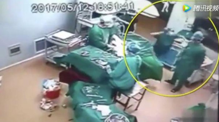 Viral, Video Dokter China Tonjok Perawat di Ruang Operasi