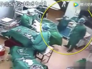Viral, Video Dokter China Tonjok Perawat di Ruang Operasi