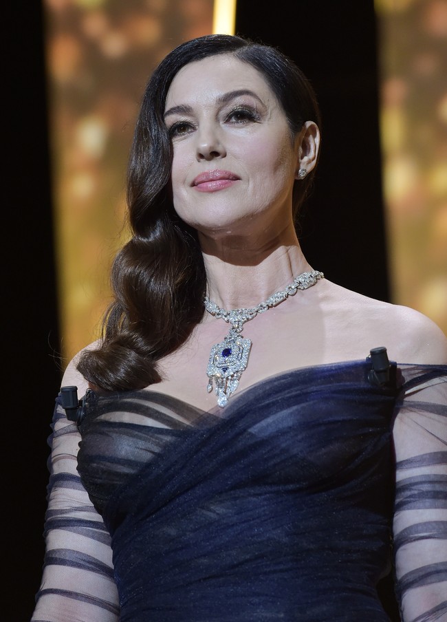 Usianya sudah 56 tahun, namun Monica Bellucci memiliki kecantikan dan keseksian layaknya wanita muda. Foto: Pascal Le Segretain/Getty