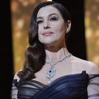 Usianya sudah 56 tahun, namun Monica Bellucci memiliki kecantikan dan keseksian layaknya wanita muda. Foto: Pascal Le Segretain/Getty