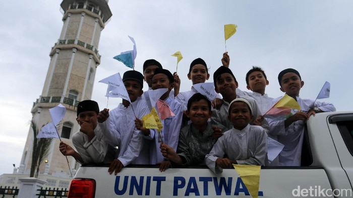 Jelang Ramadan, Siswa SD di Aceh Bagi-bagi Kurma ke Pengguna Jalan