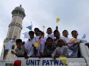 Jelang Ramadan, Siswa SD di Aceh Bagi-bagi Kurma ke Pengguna Jalan