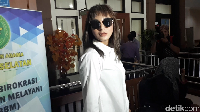 Dengan gayanya sendiri, Kirana datang ke sidang cerai (Foto: Desi Puspasari)