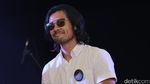 Gantengnya Chicco Jerikho Berkacamata