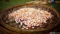 Kini Desa Kenanga semakin populer sebagai penghasil kerupuk ikan. Meskipun tak seratus persen kerupuk yang di produksi berbahan baku utama ikan.