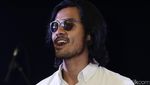 Gantengnya Chicco Jerikho Berkacamata