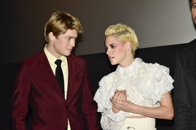 Sebagai aktor muda, Joe Alwyn memulai debutnya dalam film Billy Lynns Long Halftime Walk di 2016. Di sana ia berakting bersama aktor dan aktris ternama, seperti Kristen Stewart, Vin Diesel, Garrett Hedlund, Steve Martin, dan Chris Tucker.  Foto: Gologursky/Getty Images for RealD