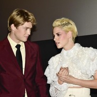 Sebagai aktor muda, Joe Alwyn memulai debutnya dalam film Billy Lynns Long Halftime Walk di 2016. Di sana ia berakting bersama aktor dan aktris ternama, seperti Kristen Stewart, Vin Diesel, Garrett Hedlund, Steve Martin, dan Chris Tucker.  Foto: Gologursky/Getty Images for RealD