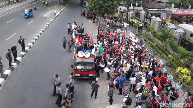 Massa pro Ahok di depan Pengadilan Tinggi DKI Jakarta, Kamis (18/5/2017)
