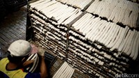 Sejak tahun 1980-an kerupuk-kerupuk ini sudah di produksi di sentra Desa Kenanga dengan cara kecil-kecilan. Seiring berkembangnya waktu kini rumah produksi semakin bertambah besar.