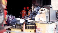 Pakaian-pakaian di gerai lantai dasar itu terlihat berserakan. Banyak pakaian yang hangus terbakar.