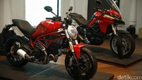 Ducati Monster 797 (kiri) dan Ducati Multistrada 950 (kanan).