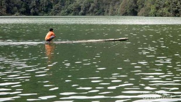 Warga berakit di Danau Lau Kawar (Rudi Chandra/dTraveler)