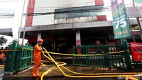 Garis polisi pun sudah di pasang di sekitar lokasi kebakaran. Hingga saat ini arus lalu lintas di Jalan Raya Ragunan dari Robinson menuju Jati Padang masih dialihkan. Hanya saja untuk sepeda motor sudah dapat melintas.