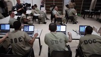 Sejumlah narapidana dari penjara Cook County, Illinois, Chicago tengah bersaing dalam turnamen catur internasional yang digelar secara online melawan Penjara Viana dari Brasil. Scott Olson/Getty Images.