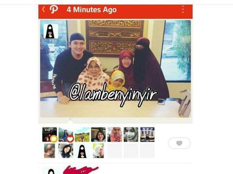 Egi John bersama wanita bercadar, perempuan patuh baya, dan dua anak kecil.