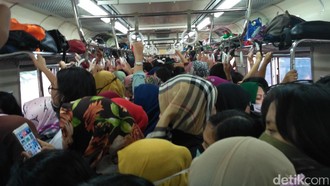 Menteri PPPA Usul Gerbong Perempuan KRL Dipindah ke Tengah, AHY Beda Pendapat