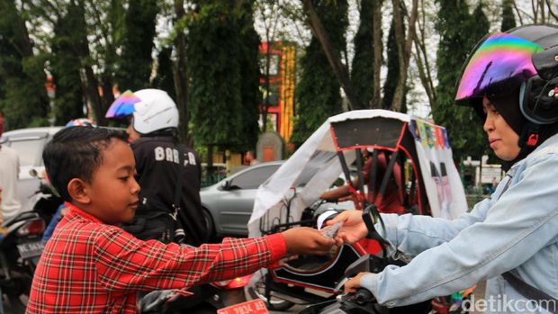 Jelang Ramadan, Siswa SD di Aceh Bagi-bagi Kurma ke Pengguna Jalan