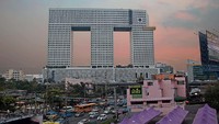 Terletak di Bangkok, Thailand, gedung ini disebut Gedung Gajah atau Elephant Building yang selesai dibangun pada 1997. Sekilas struktur bangunannya malah terlihat mirip burung dan sama sekali tak mirip dengan gajah. Pool/Tom Riddle.