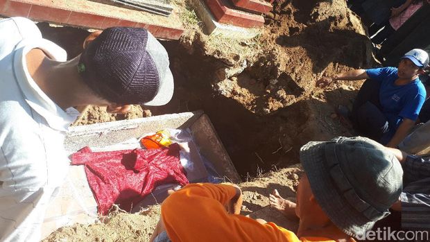 Kematian Chatarina diselimuti misteri, terlebih Asworo calon suaminya menghilang bagai ditelan bumi.