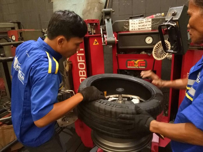 Pelek Sebagus Apa pun, Kalau Hantam Lubang Tetap Bakal Rusak