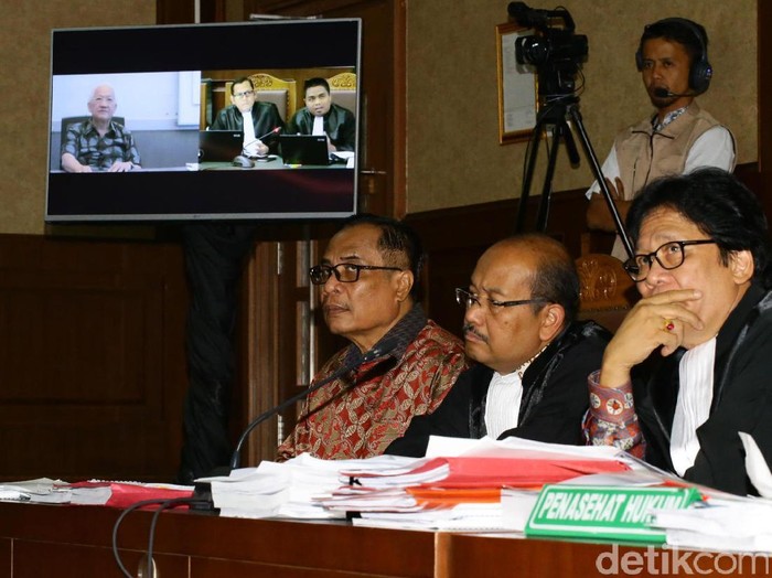 Direktur Utama PT Sandipala Arthaputra, Paulus Tannos bersaksi dalam sidang perkara dugaan korupsi e-KTP. Paulus dimintai keterangan melalui telekonferensi.