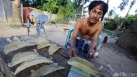 Saat berakhirnya musim panas, sejumlah nelayan di Merauke juga berlomba untuk mencari ikan gulama untuk diambil gelembung perutnya. Gelembung tersebut harganya bisa mencapai puluhan juta rupiah per kilogram.