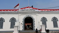 Pemasangan stribut tersebut demi menyambut Hari Kebangkitan Nasional yang jatuh pada lusa, Sabtu (20/5).