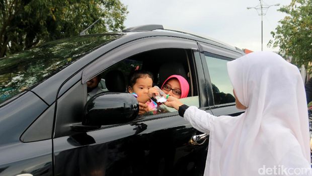 Jelang Ramadan, Siswa SD di Aceh Bagi-bagi Kurma ke Pengguna Jalan