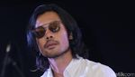 Gantengnya Chicco Jerikho Berkacamata