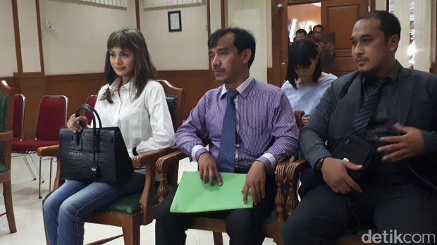 Kirana Larasati Hadiri Sidang Cerai Perdana