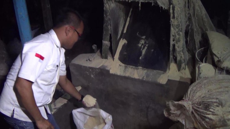 Polisi Gerebek Gudang Pembuatan Tepung Berbahan Roti Kedaluwarsa Polisi Gerebek Gudang Pembuatan Tepung Berbahan Roti Kedaluwarsa