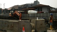 Sejumlah alat berat seperti hidrolic escavator, crane, loader, dan alat berat lain juga terlihat tengah beroperasi. Pool/Citra Fitri Mardiana.