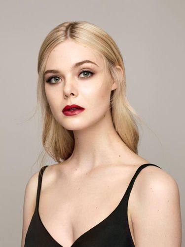 Kulit Mulus Bak Porselen, Ini Cara Elle Fanning Makeup dan Merawat Kulit