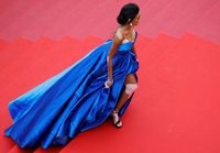 Foto: Model Berkulit Belang Curi Perhatian di Red Carpet Cannes