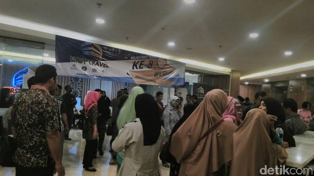 Calon jemaah umrah datangi kantor First Travel.