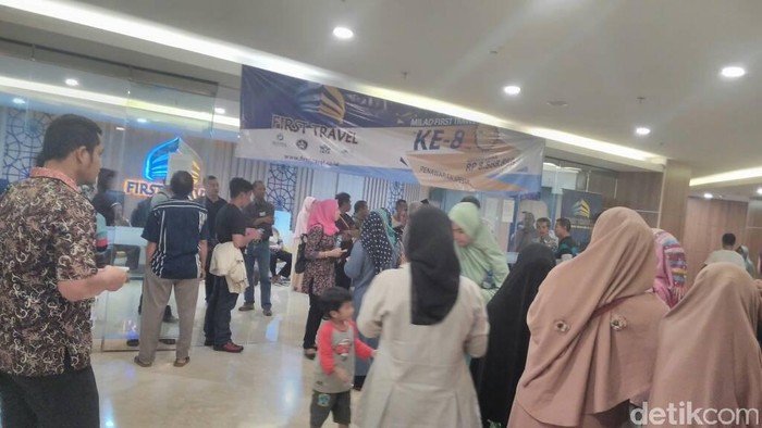 Sambangi First Travel, Calon Jemaah Umrah Tuntut Keberangkatan