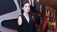 Di kesempatan itu, mantan penyanyi cilik itu tampil dengan dress hitam panjang. Pool/Noel/detikFoto.