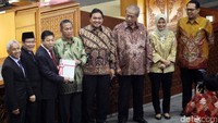 Ketua BPK Moermahadi Soerja Djanegara menyerahkan Laporan Hasil Pemeriksaan (LHP) atas Laporan Keuangan Pemerintah Pusat (LKPP) Tahun 2016 ke Dewan Perwakilan Rakyat (DPR).