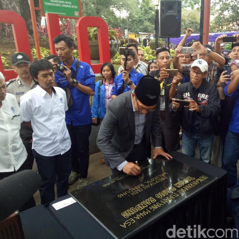 Ridwan Kamil Minta Radio di Bandung Siaran Bahasa Sunda dan Inggris Ridwan Kamil Minta Radio di Bandung Siaran Bahasa Sunda dan Inggris