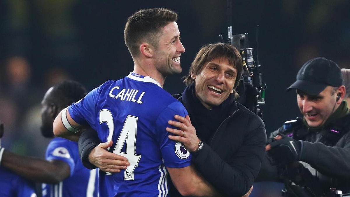 Mempertahankan Conte sama pentingnya seperti mempertahankan Hazard. Foto: Clive Rose/Getty Images)