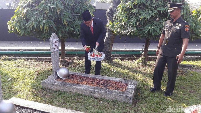 Peringati Harkitnas, Menkominfo Tabur Bunga di TMP Kalibata