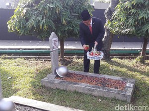 Peringati Harkitnas, Menkominfo Tabur Bunga di TMP Kalibata