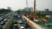 Proyek pembangunan kereta ringan Light Rail Transit (LRT) Jakarta Bogor Depok Bekasi (Jabodebek) dengan kontraktor PT Adhi Karya (Persero) terus menunjukkan perkembangan. Pool/Citra Fitri Mardiana.