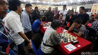 Grand Master (GM) Susanto Megaranto bertanding di turnamen catur Japfa Chess Festival 2017 yang digelar di Gedung Serba Guna, Senayan, Jakarta, Jumat (19/5/2017).