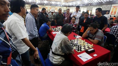 Permainan Catur GM Susanto Megaranto Curi Perhatian Penonton