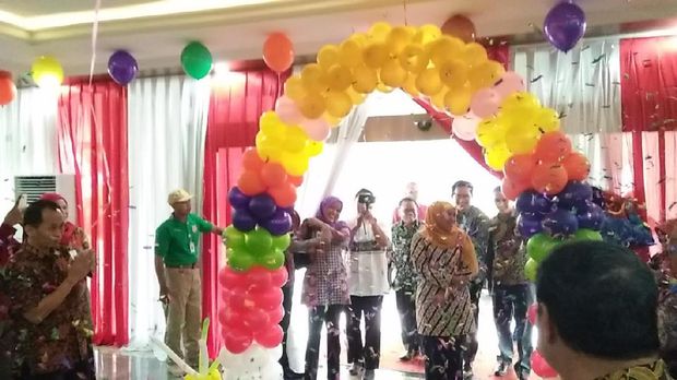 Mensos terharu mendapat surprise ulang tahun.