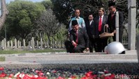 Menteri Komunikasi dan Informatika Rudiantara melakukan tabur bunga usai berlangsungnya peringatan Hari Kebangkitan Nasional (Harkitnas) di Taman Makam Pahlawan, Kalibata, Jakarta, Jumat (19/05/2017).