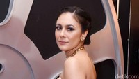 Wulan Guritno tampak memamerkan sebuah tato di punggungnya lewat gaun tersebut. Pool/Noel/detikFoto.